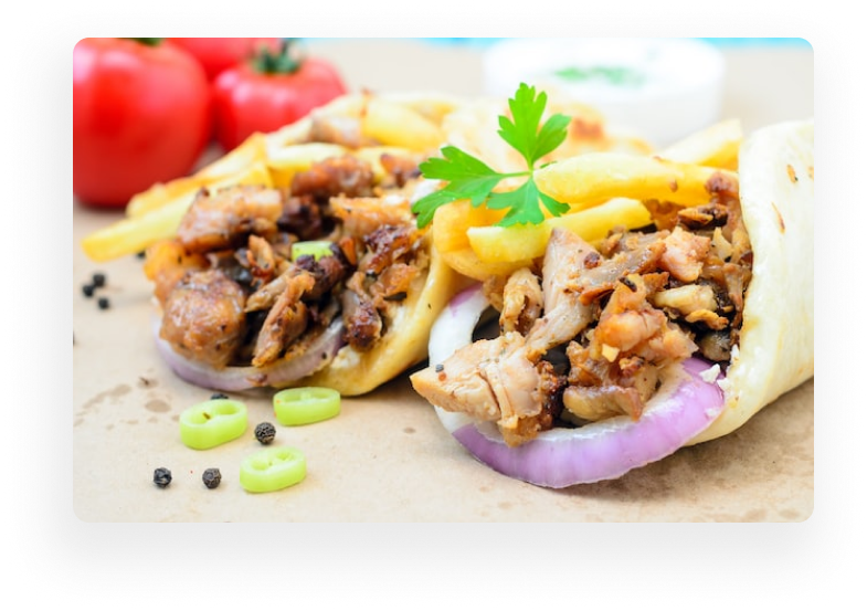 kebab avec frites et oignon avec des tomates en fond